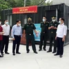 Chủ tịch UBND tỉnh Lạng Sơn Hồ Tiến Thiệu kiểm tra công tác phòng chống COVID-19 tại chốt kiểm tra người xuất nhập cảnh ở cửa khẩu Hữu Nghị. (Ảnh: Thái Thuần/TTXVN)