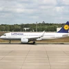 Máy bay của hãng hàng không Lufthansa tại sân bay Tegel ở Berlin, Đức. (Ảnh: THX/TTXVN)