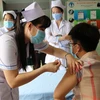 Tiêm vaccine phòng COVID-19 cho nhân viên y tế tại bệnh viện Đa khoa Đồng Tháp. (Ảnh: Chương Đài/TTXVN)