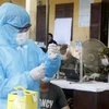 Nhân viên y tế tiêm vaccine ngừa COVID-19 cho người dân ở Phnom Penh, Campuchia, ngày 1/5. (Ảnh: THX/TTXVN)