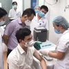 Các lực lượng tuyến đầu chống dịch của tỉnh Quảng Bình được tiêm vaccine COVID-19. (Ảnh: Võ Dung/TTXVN)