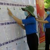 Các bạn Đoàn viên thanh niên phường 4, thành phố Tuy Hòa tình nguyện tham gia trang trí điểm bỏ phiếu bầu cử. (Ảnh: Xuân Triệu/TTXVN)