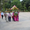 Sáng 19/5 tại Khu di tích Kim Liên, rất nhiều người dân và du khách thập phương đến dâng hoa, dâng hương tưởng niệm anh linh Chủ tịch Hồ Chí Minh. (Ảnh: Bích Huệ/TTXVN)
