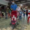 Người dân chờ xét nghiệm COVID-19 tại Seri Kembangan, bang Selangor, Malaysia, ngày 21/5. (Ảnh: THX/TTXVN)