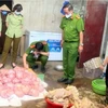 Cơ quan chức năng bắt quả tang hơn 3 tấn thịt gà tại gia đình ông Phạm Văn Nhiệm. (Ảnh: TTXVN phát)