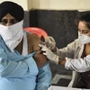 Nhân viên y tế tiêm chủng vaccine ngừa COVID-19 cho người dân tại Amritsar, Ấn Độ, ngày 20/5. (Ảnh: AFP/TTXVN)