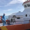 Phun khử khuẩn toàn bộ tàu SAR27-01 sau khi đưa thuyền viên người nước ngoài lên bờ đi cấp cứu. (Ảnh: Phan Sáu/TTXVN)