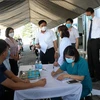 Thứ trưởng Bộ Y tế Đỗ Xuân Tuyên và đoàn công tác kiểm tra quy trình tiêm phòng COVID-19 tại Bắc Ninh. (Ảnh: Thái Hùng/TTXVN)