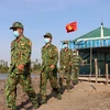 Cán bộ, chiến sỹ chốt phòng chống dịch COVID-19 của Đồn Biên phòng cửa khẩu Giang Thành xuất quân làm nhiệm vụ. (Ảnh: Lê Huy Hải/TTXVN)