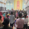 Linh mục Phạm Thế Hưng tổ chức lễ chúa nhật tại nhà thờ giáo xứ với khoảng 300 giáo dân tham gia, bất chấp các quy định về phòng, chống dịch COVID-19. (Nguồn: baohatinh)