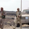 Lực lượng trung thành với chính phủ Yemen giao tranh với các tay súng Houthi , tại Marib, đông bắc Yemen. (Ảnh: AFP/TTXVN)