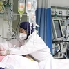 Nhân viên y tế chăm sóc bệnh nhân mắc COVID-19. (Ảnh: IRNA/TTXVN)