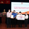 Lãnh đạo Ủy ban Mặt trận Tổ quốc Việt Nam Thành phố tiếp nhận bảng đăng ký ủng hộ tài chính mua Vaccine phòng COVID-19 từ đại diện các tổ chức, doanh nghiệp Thành phố Hồ Chí Minh. (Ảnh: Xuân Khu/TTXVN)