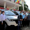 Ban Thường trực Ủy ban MTTQ Việt Nam tỉnh Hòa Bình bàn giao 8 xe cứu thương cho các đơn vị y tế các huyện. (Ảnh: Thanh Hải/TTXVN)