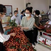Ngay sau lễ khai trương, người dân thành phố Hải Phòng đã mua hơn 1 tấn vải thiều Thanh Hà, tỉnh Hải Dương. (Ảnh: Mạnh Tú/TTXVN)