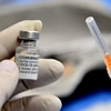 Tiêm chủng vaccine ngừa COVID-19. (Ảnh: AFP/TTXVN)