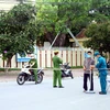 Lực lượng chức năng phong tỏa, chốt chặt tại một ngõ của phường Hưng Dũng sau khi thành phố Vinh phát hiện trường hợp thứ 2 dương tính với SARS-CoV-2. (Ảnh: Tá Chuyên/TTXVN)