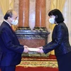 Chủ tịch nước Nguyễn Xuân Phúc tiếp các Đại sứ đến trình Quốc thư 