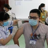 Nhân viên y tế của CDC Phú Yên tiêm vaccine phòng COVID-19 cho người dân. (Ảnh: Xuân Triệu/TTXVN)