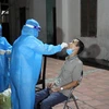 Lực lượng y bác sỹ xuyên đêm lấy mẫu xét nghiệm đối với các trường hợp là F1 ở huyện Diễn Châu, tỉnh Nghệ An. (Ảnh: Văn Tý/TTXVN)