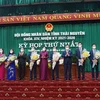 Bí thư Tỉnh ủy cùng Chủ tịch UBND tỉnh Thái Nguyên tặng hoa Thường trực HĐND tỉnh và Trưởng, phó các ban HĐND tỉnh nhiệm kỳ 2021-2026. (Ảnh: Hoàng Nguyên/TTXVN)