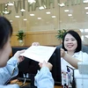 Tiếp nhận và giải quyết hồ sơ của các sở, ban, ngành tại Trung tâm Phục vụ hành chính công tỉnh Bắc Giang. (Ảnh: Danh Lam/TTXVN)