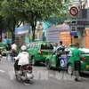 Xe taxi đón khách tại trước cổng phụ Câu lạc bộ Văn hóa-Thể dục thể thao Nguyễn Du. (Ảnh: Vũ Tiến Lực/TTXVN)