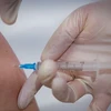 Tiêm chủng vaccine ngừa COVID-19 tại Moskva, Nga. (Ảnh: AFP/TTXVN)