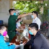 Kiểm tra thân nhiệt và khai báo y tế tại chốt kiểm soát liên ngành phòng, chống dịch COVID-19 ở cảng cá Quy Nhơn, phường Hải Cảng, thành phố Quy Nhơn. (Ảnh: Nguyên Linh/TTXVN)