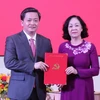 Bà Trương Thị Mai trao Quyết định của Bộ Chính trị cho tân Bí thư Tỉnh ủy Bến Tre Lê Đức Thọ. (Ảnh: Huỳnh Phúc Hậu/TTXVN)