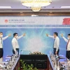 Bộ trưởng Công Thương Nguyễn Hồng Diên và lãnh đạo Bộ thực hiện nghi thức bấm nút khai trương. (Ảnh: Trần Việt/TTXVN)