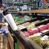 Người dân TP.HCM tranh thủ đi siêu thị mua lương thực dự trữ trước giờ G giãn cách. (Nguồn: Mỹ Phương/TTXVN)