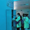 Người nhà bệnh nhân nhận quần, áo tại “Tủ quần áo 0 đồng” của Khoa Nhi ở Bệnh viện Đa khoa tỉnh Kon Tum. (Ảnh: Khoa Chương/TTXVN)