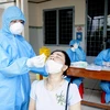 Lấy mẫu xét nghiệm COVID-19 tại Trung tâm Y tế thành phố Rạch Giá, tỉnh Kiên Giang. (Ảnh: Hồng Đạt/TTXVN)
