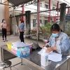 Người dân đến Trạm y tế xã Đức Hòa Đông, huyện Đức Hòa khai báo y tế và cung cấp thông tin cho công tác phòng, chống dịch. (Ảnh: Đức Hạnh/TTXVN)