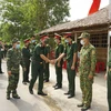 Thiếu tướng Nguyễn Trường Thắng kiểm tra công tác phòng, chống COVID-19. (Ảnh: Thanh Bình/TTXVN)