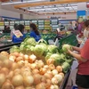 Người dân mua sắm tại siêu thị. (Ảnh: Phan Sáu/TTXVN)