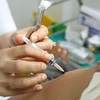 Nhân viên y tế tiêm vaccine phòng COVID-19. (Ảnh: Minh Quyết/TTXVN)