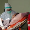 Nhân viên y tế chuyển bệnh nhân COVID-19 tới bệnh viện ở Jakarta, Indonesia, ngày 9/7 vừa qua. (Ảnh: THX/TTXVN)
