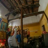 Cán bộ Trung tâm Quản lý bảo tồn di sản văn hóa Hội An, tỉnh Quảng Nam, cùng người dân thường xuyên kiểm tra các nhà cổ trong những thời điểm mưa bão để đảm bảo an toàn cho người dân và di tích. (Ảnh: Trần Lê Lâm/TTXVN)