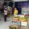 Gian hàng “Siêu thị mini 0 đồng” của Liên đoàn Lao động quận Bình Thạnh phục vụ cho cho công nhân lao động có hoàn cảnh khó khăn. (Ảnh: Thanh Vũ/TTXVN) 