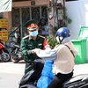 Cán bộ, chiến sỹ Bộ Tư lệnh Thành phố Hồ Chí Minh tham gia công tác kiểm soát thực hiện Chỉ thị 16 trên địa bàn Thành phố. (Ảnh: Xuân Khu/TTXVN)