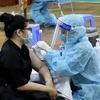 Nhân viên y tế tiêm vaccine cho người dân tại Nhà thi đấu Lãnh Binh Thăng, quận 11, Thành phố Hồ Chí Minh. (Ảnh: Hồng Giang/TTXVN)