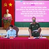 Thiếu tướng Nguyễn Đình Tiến, Phó Tư lệnh Quân khu 5 chỉ đạo tại buổi làm việc. (Ảnh: Phan Sáu/TTXVN)