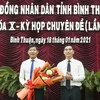 Ông Dương Văn An, Bí thư Tỉnh ủy Bình Thuận tặng hoa chúc mừng ông Lê Tuấn Phong, Chủ tịch UBND tỉnh Bình Thuận. (Ảnh: Nguyễn Thanh/TTXVN)