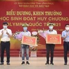 Phó Chủ tịch UBND tỉnh Vĩnh Phúc Vũ Việt Văn trao thưởng cho 2 học sinh đoạt huy chương Olympic quốc tế năm 2021. (Ảnh: Nguyễn Thảo/TTXVN)