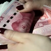 Đồng tiền giấy mệnh giá 100 nhân dân tệ ở Bắc Kinh, Trung Quốc. (Ảnh: AFP/TTXVN)