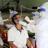 Các cơ sở y tế ở Ninh Thuận xét nghiệm SARS-CoV-2 bằng kỹ thuật test nhanh kháng nguyên. (Ảnh: Công Thử/TTXVN)
