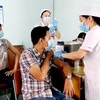 Tiêm vaccine phòng COVID-19 cho công nhân tại điểm tiêm Khu công nghiệp Trà Nóc 1. (Ảnh: Thu Hiền/TTXVN)