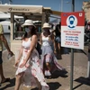 Người dân và du khách bắt buộc phải đeo khẩu trang tại khu nghỉ dưỡng Saint-Tropez. (Nguồn: AFP)